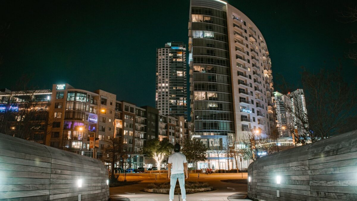 Available-Light-Aufnahme einer Szene bei wenig Licht in der Stadt