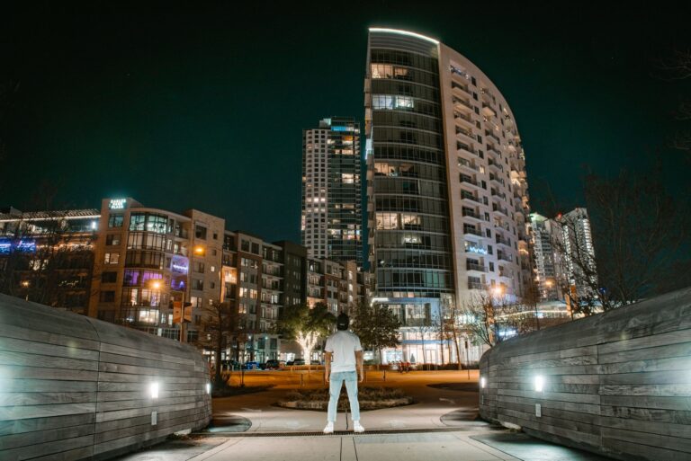 Available-Light-Aufnahme einer Szene bei wenig Licht in der Stadt