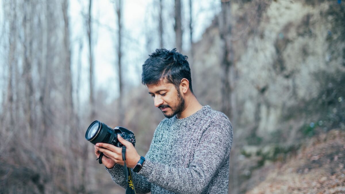 Fotograf richtet eine Landschaftsaufnahme nach Gestaltungsregeln aus