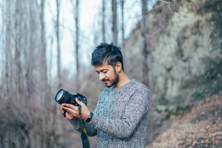 Fotograf richtet eine Landschaftsaufnahme nach Gestaltungsregeln aus