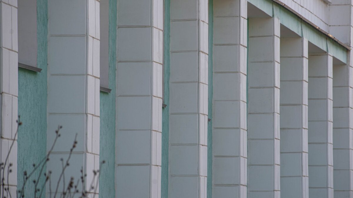 Architekturaufnahme eines Gebäudes mit geraden senkrechten Linien