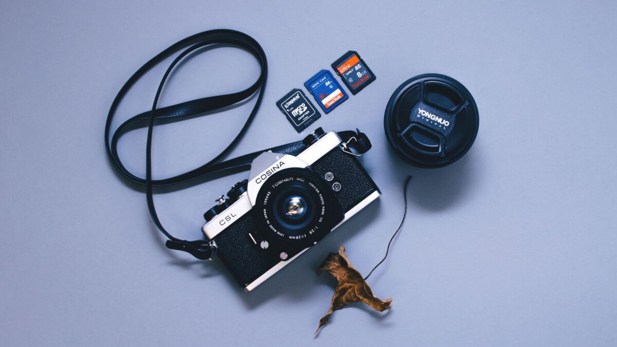 RAW und JPEG: Kamera mit Speicherkarte fuer die Fotografie
