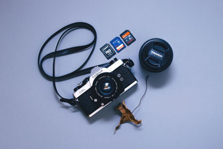RAW und JPEG: Kamera mit Speicherkarte fuer die Fotografie
