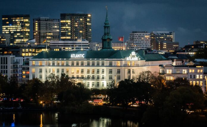 tortue hamburg - Stunning view of the illuminated Hotel Atlantic in Hamburg reflecting city lights a